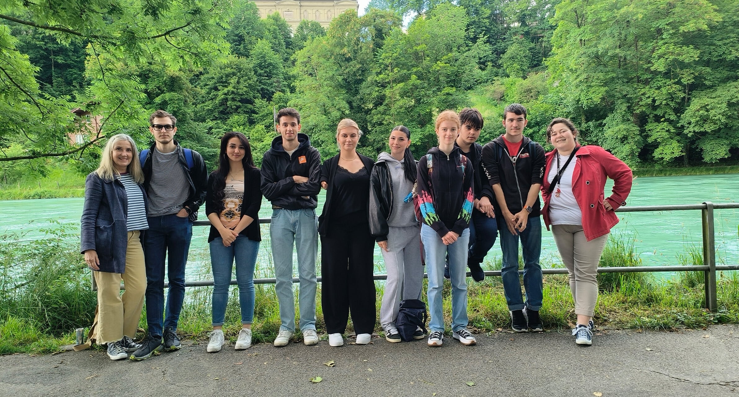 Gruppenfoto der Schülerinnen und Schüler an der Aare.