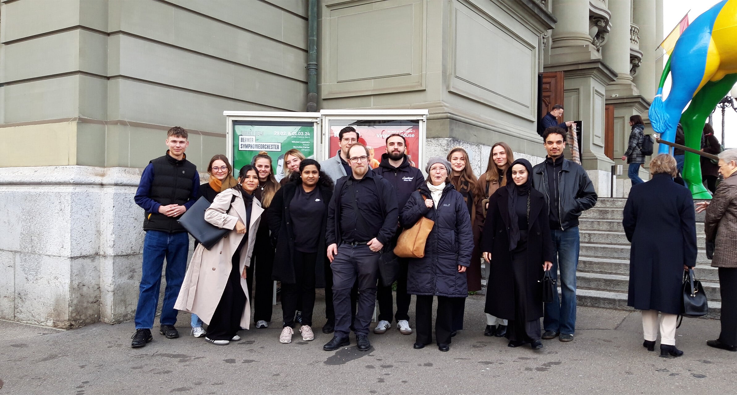 Gruppenfoto der Schülerinnen und Schüler vor dem Stadttheater Bern.