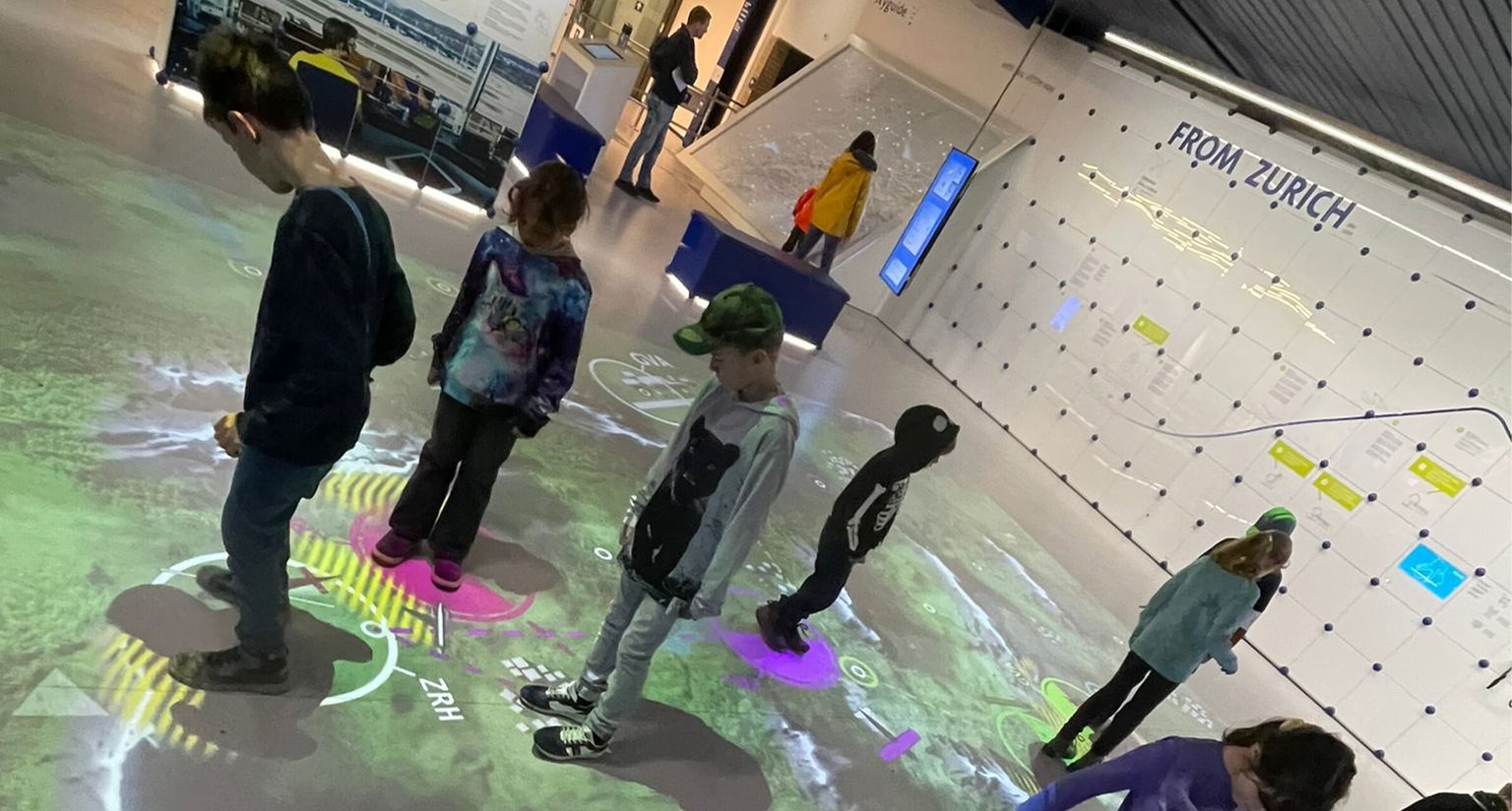 Schülerinnen und Schüler im Verkehrshaus in Luzern