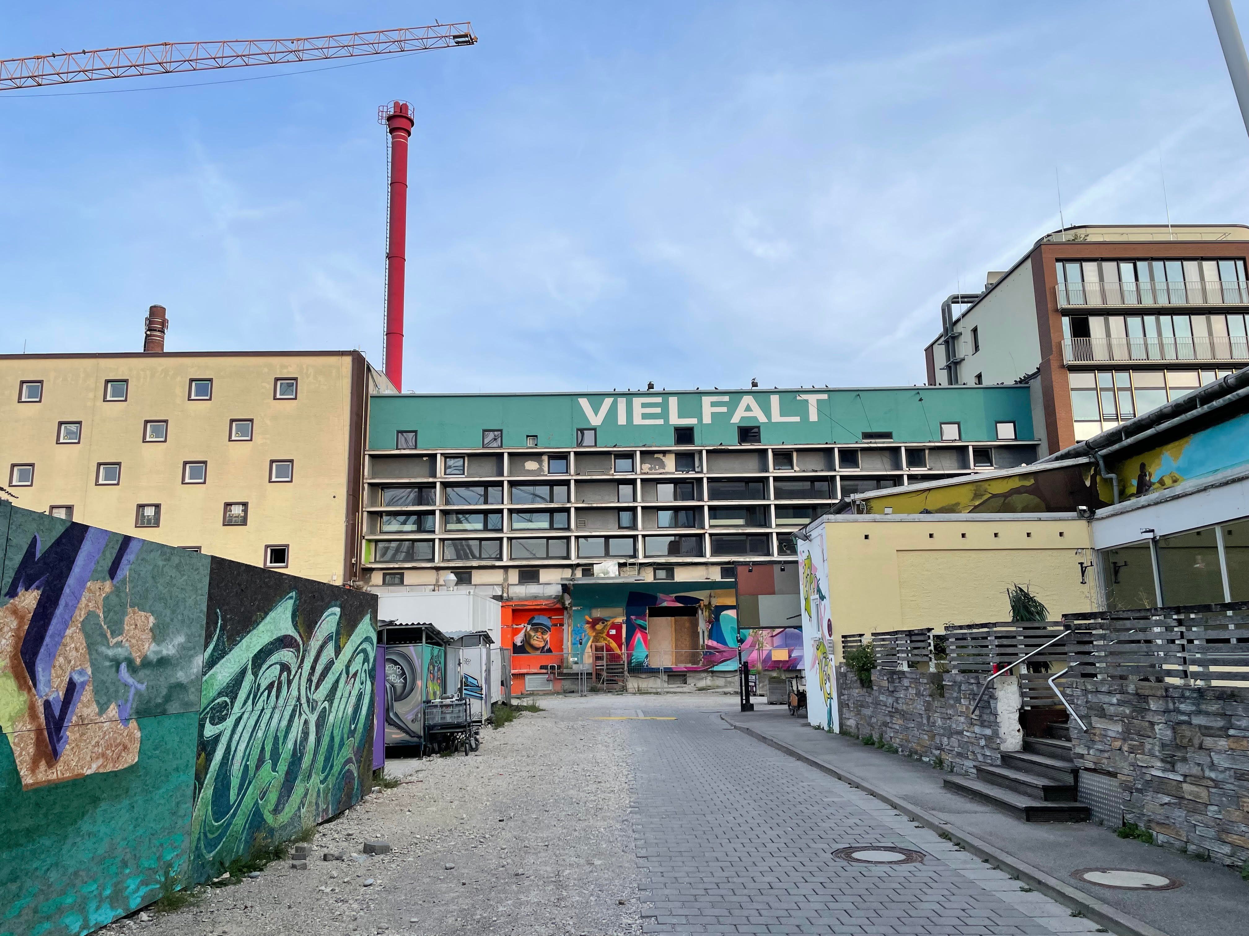 Eine Strasse mit Gebäuden in München