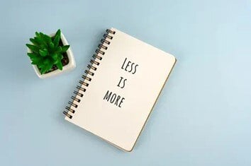 Ringbuch mit dem Spruch: LESS IS MORE.