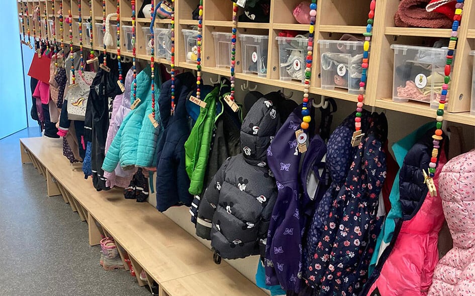 Eine Garderobe mit Jacken.