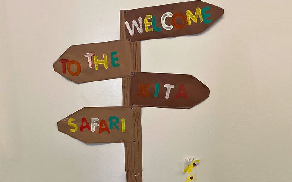 Ein Wegweiser aus Holz.