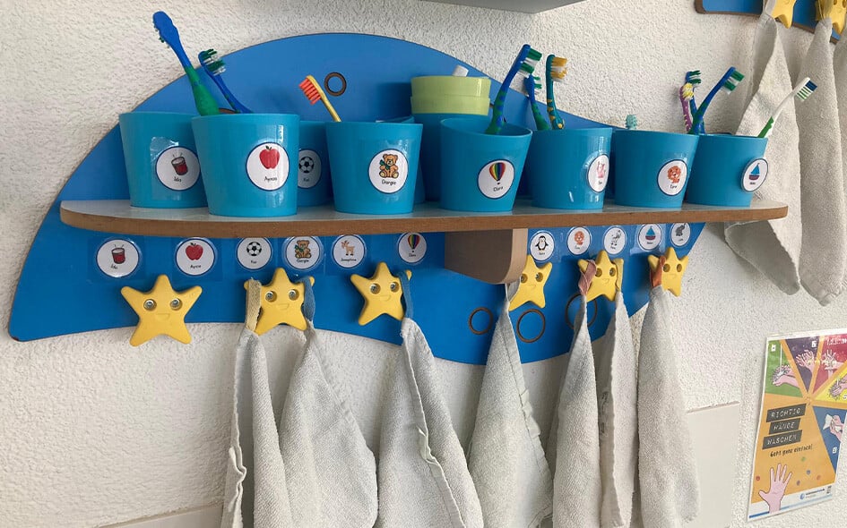 Eine Ablage mit Zahnbechern.