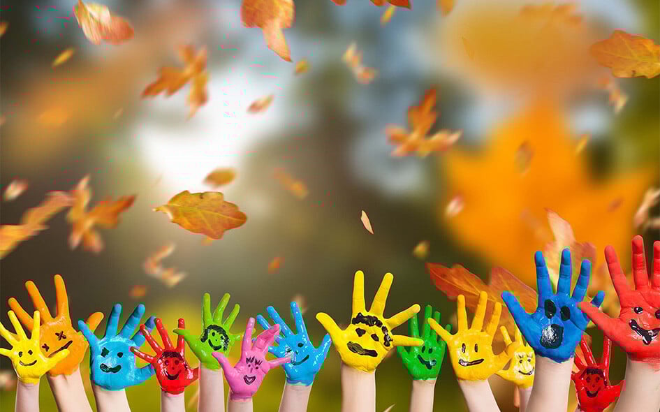 Farbige Hände mit lächelnden Gesichter.