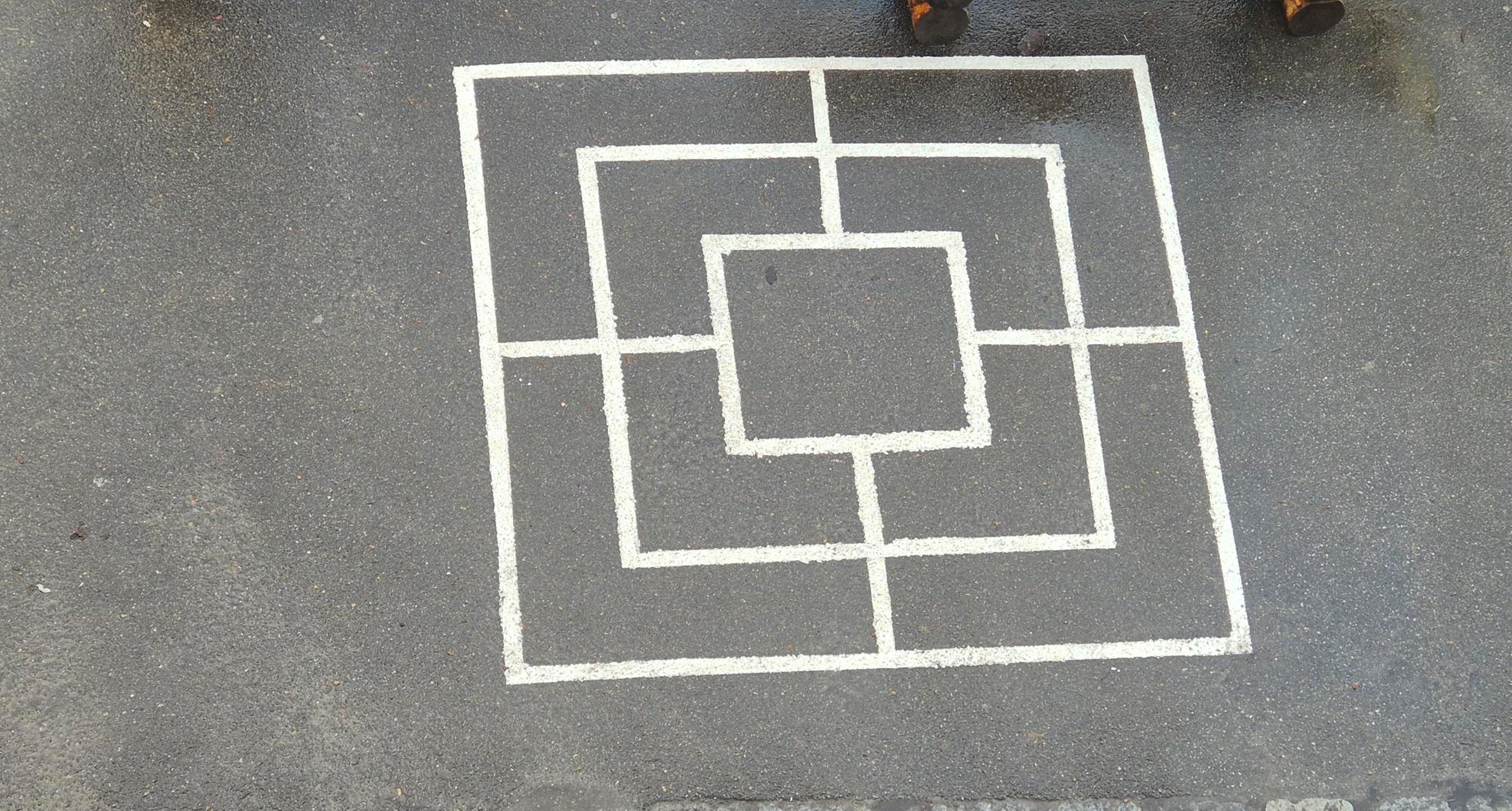Mühlespiel gezeichnet auf der Strasse.