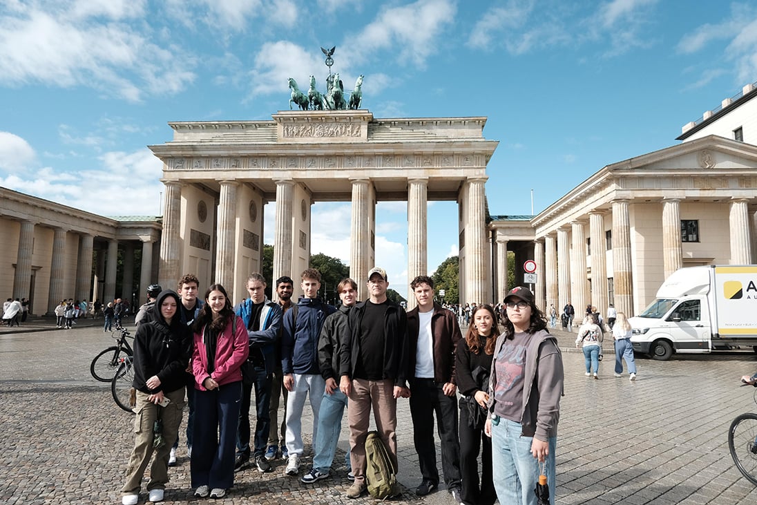 Die Schülerinnen und Schüler vor dem Brandenburger Tor in Berlin