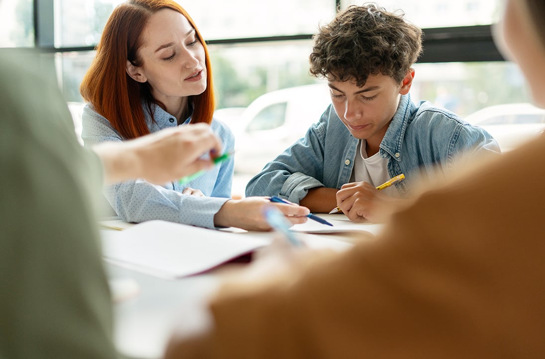 Eine Frau und ein Mann sitzen an einem Tisch.