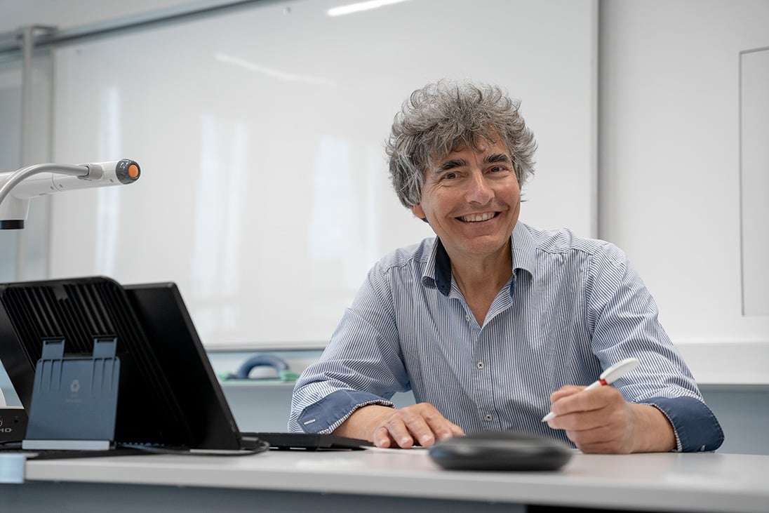 Daniel Baltzer, Lehrer, sitzt am Schreibtisch.
