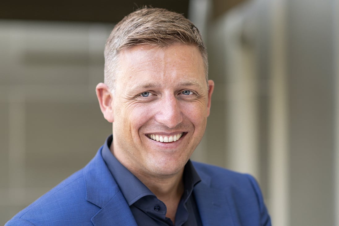 Neben meiner Tätigkeit als Produktmanager bei der SBB engagiere ich mich als Lehrkraft im Fach Wirtschaft. Dieser Perspektivenwechsel ist für mich ein wertvoller Ausgleich zum Berufsalltag. Im Unterricht vermittle ich wirtschaftliche Zusammenhänge und diskutiere aktuelle Themen. Besonders motivierend ist für mich, mein Wissen aus der Praxis an junge Menschen weiterzugeben und sie auf ihrem eigenen Weg zu begleiten. Diese Erfahrungen fliessen in meinen Unterricht ein und machen die Inhalte greifbar und lebendig. Gleichzeitig hilft mir die Arbeit mit den Lernenden, neue Perspektiven einzunehmen und komplexe Themen verständlich und klar zu vermitteln. Die Verbindung von Praxis und Unterricht schafft einen guten Mehrwert. Der Austausch mit jungen Menschen hält mich offen und reflektiert. Genau diese Kombination macht meine Tätigkeit als Lehrkraft zu einer besonders spannenden Ergänzung meines Berufs. Julian Lehmann, Dozent, Berufsbildung