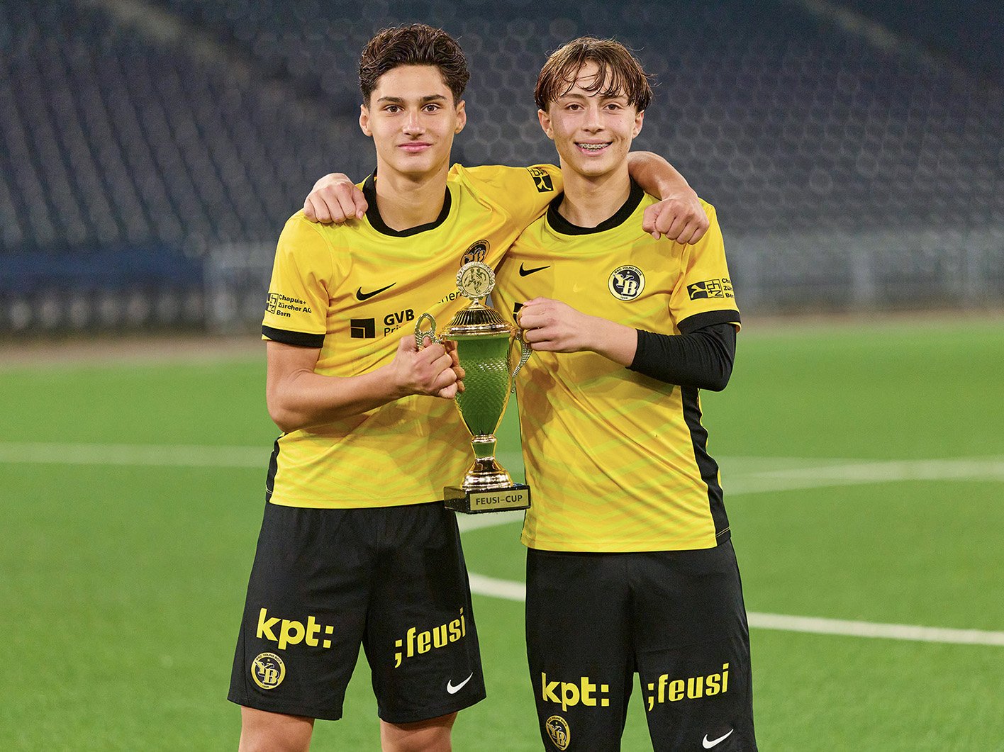 Zwei YB Spieler mit dem Siegerpokal