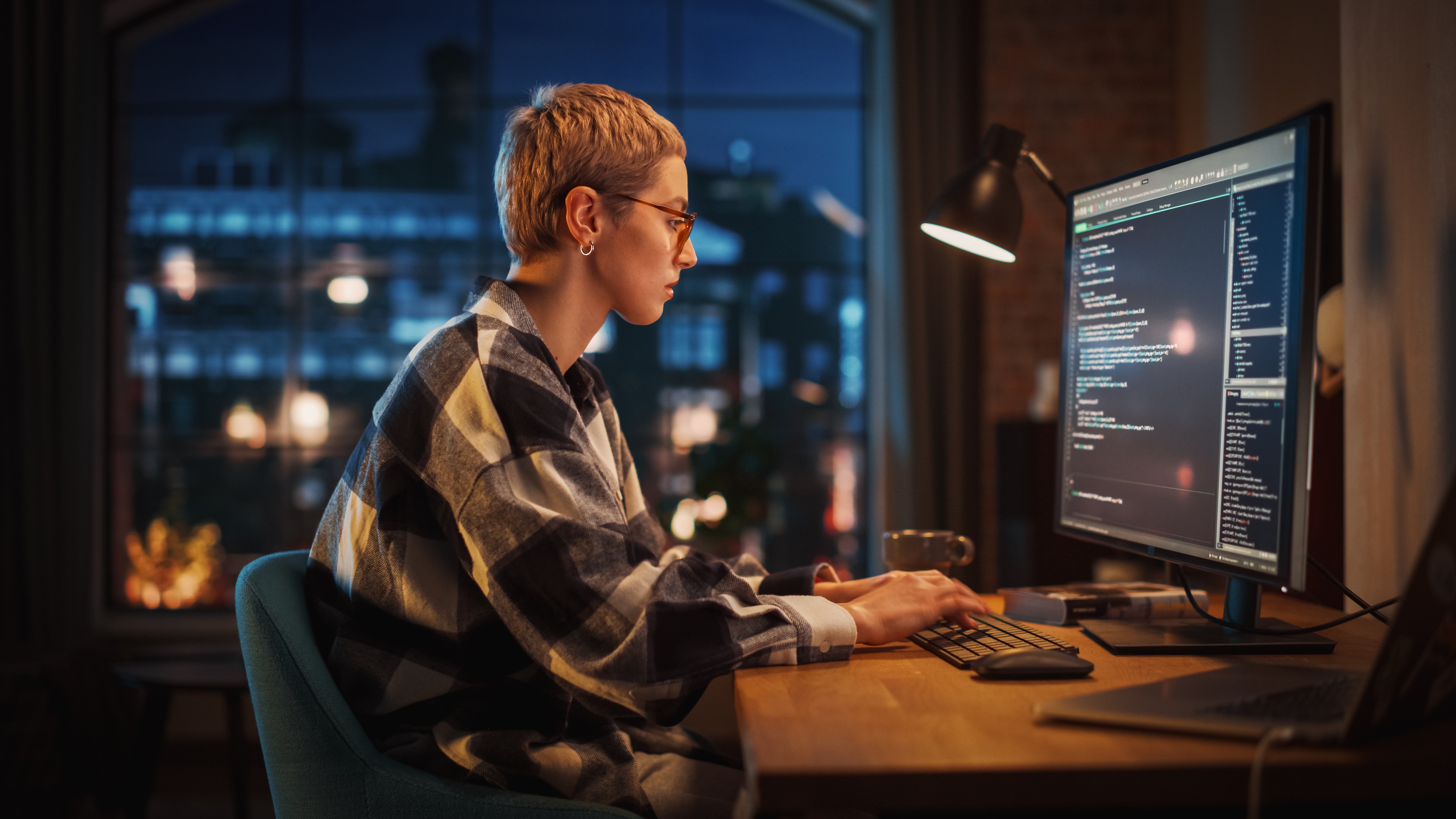 Eine Person arbeitet am Computer.