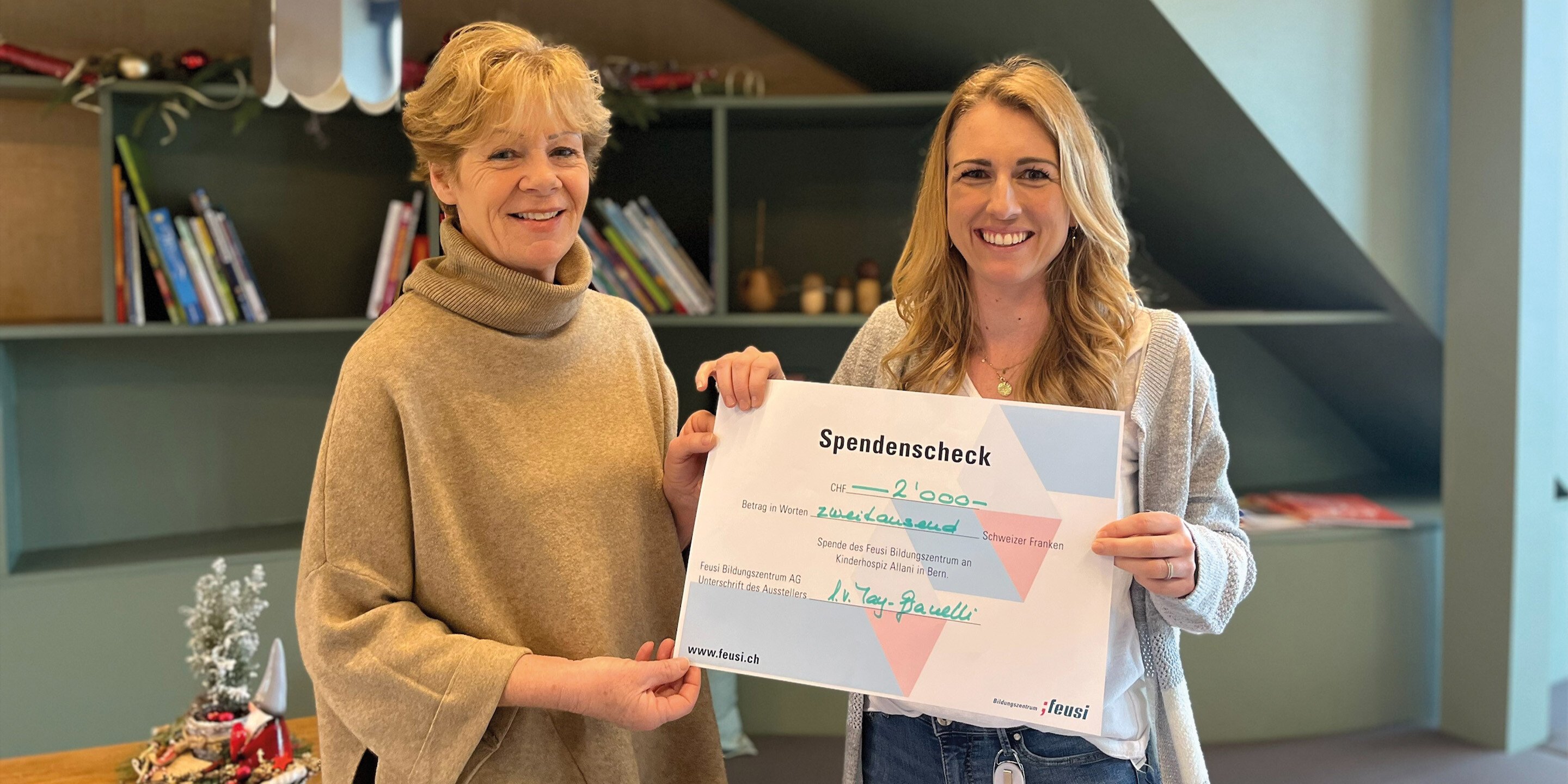 Rita Holdener (links) überreicht Eliane Schnyder (rechts) den Feusi-Spendenscheck. Rita Holdener (links) überreicht Eliane Schnyder (rechts) den Feusi-Spendenscheck.
