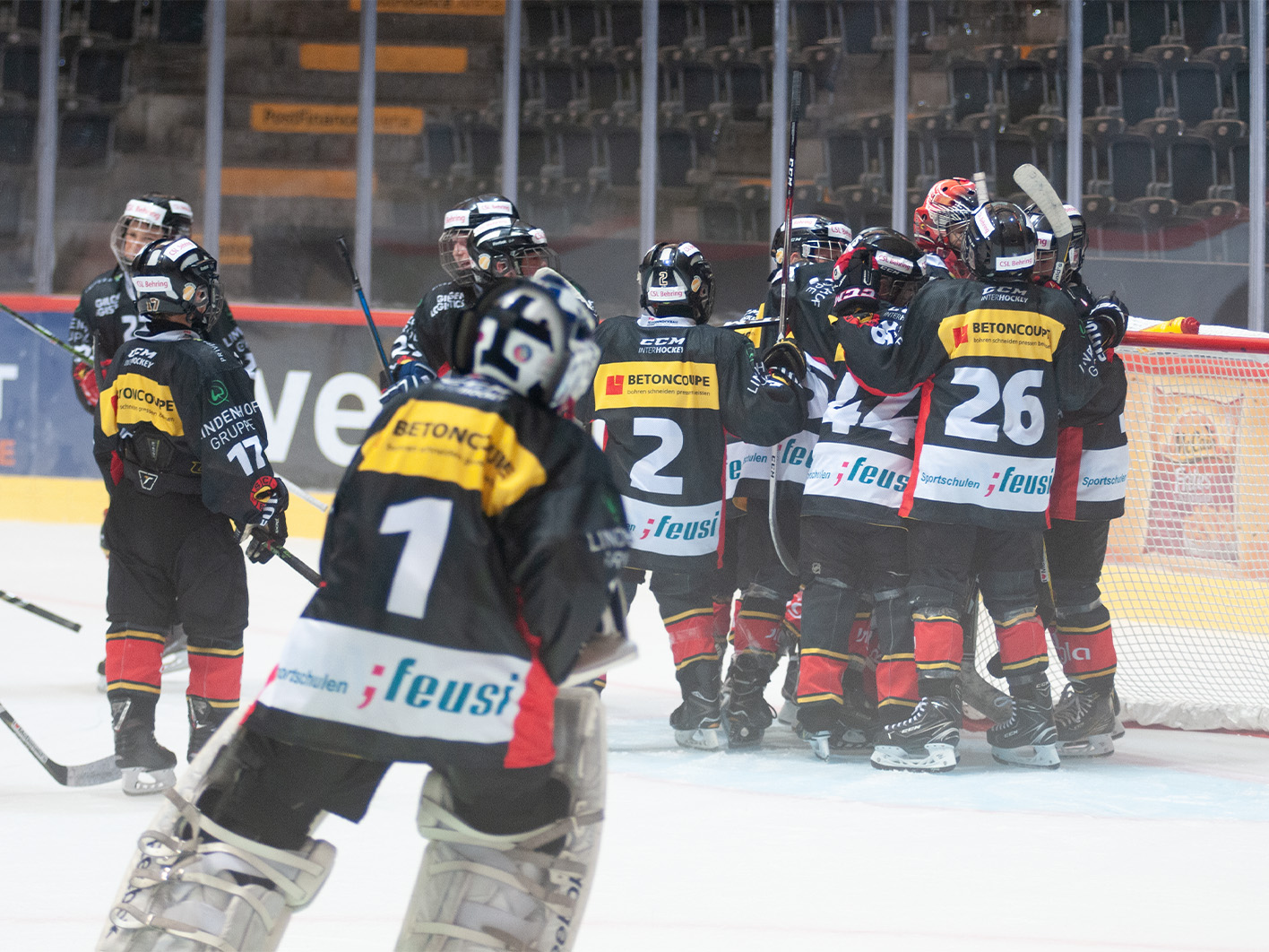 Mehrere SCB Future Eishockeyspieler auf dem Eisfeld.