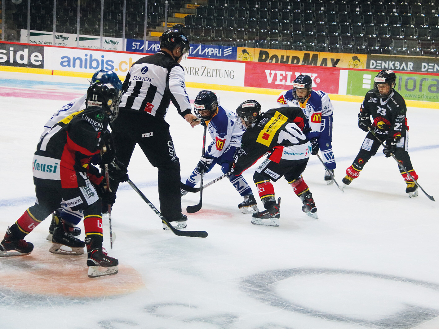 Mehrere Eishockeyspieler kämpfen um den Puck.