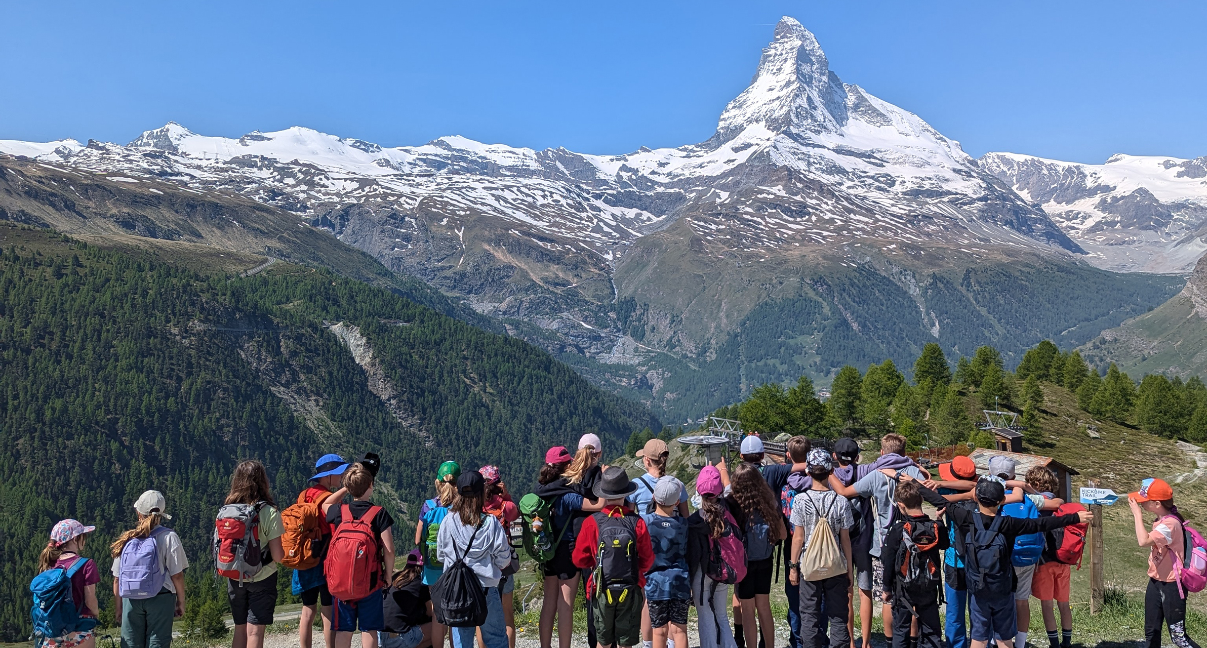 Die Schülerinnen und Schüler im Vordergrund. Im Hintergrund das Matterhorn.