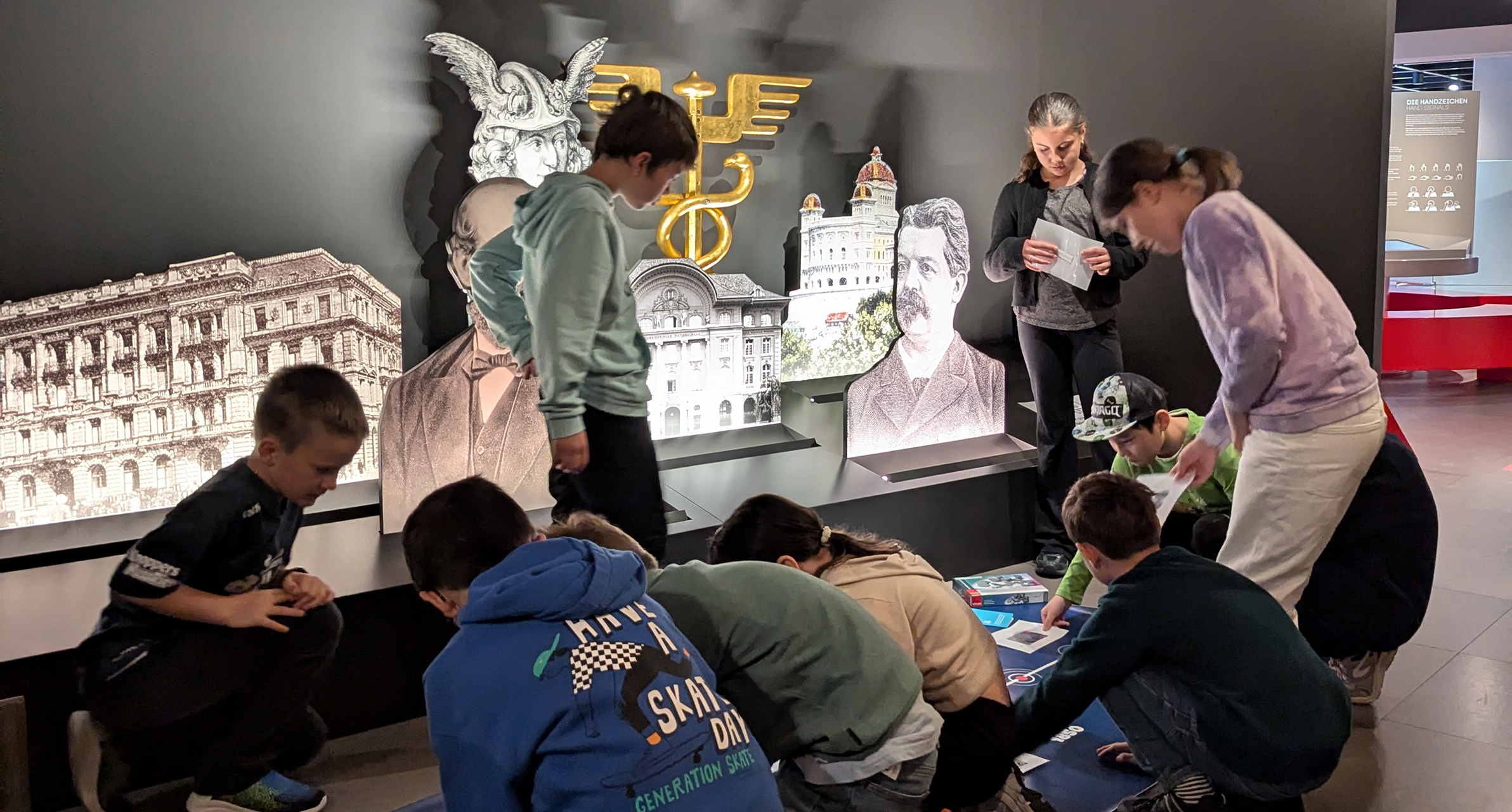 Eine Gruppe von Schülerinnen und Schülern