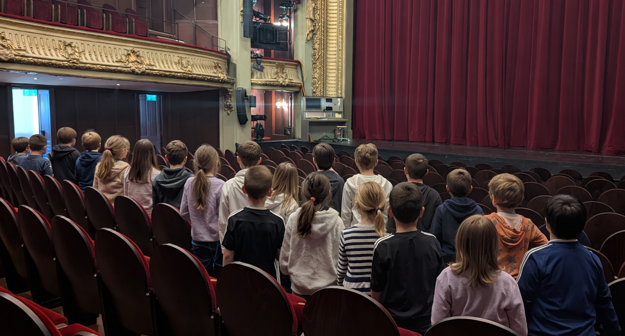 Die Schülerinnen und Schüler im Stadttheater Bern.