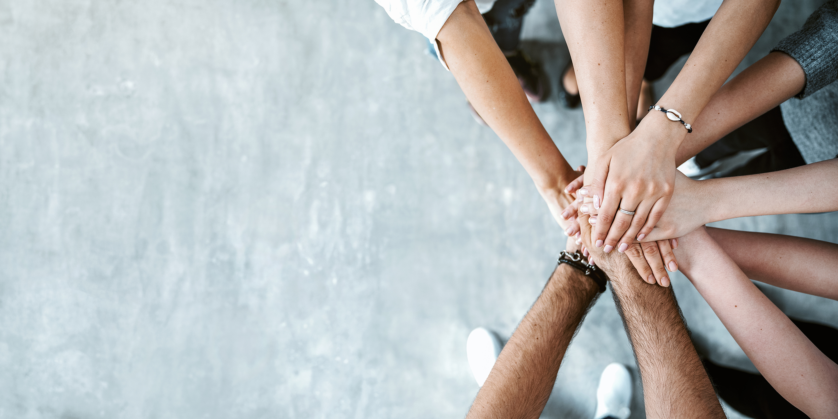 Verschiedene Hände liegen übereinander