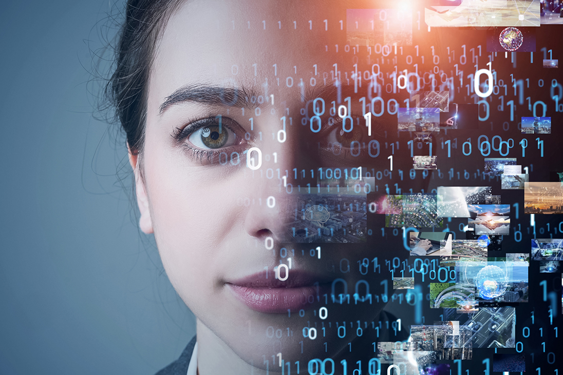 Porträt einer Frau mit eingeblendeten Binärzahlen und digitalen Bildkacheln als Symbol für die Verbindung von menschlicher Wahrnehmung und künstlicher Intelligenz.