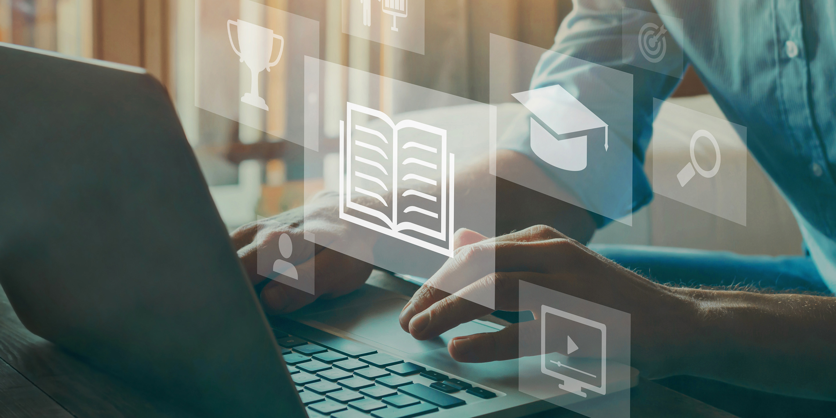 Eine Person sitzt vor einem Laptop. Im Bildschirm spiegeln sich verschiedene Icons.