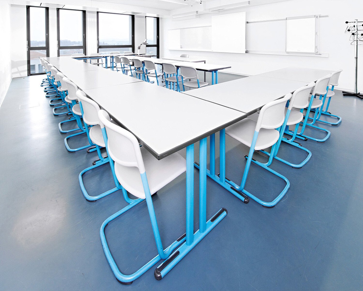 Ein Schulzimmer mit Tischen und Stühlen ohne Lernende.