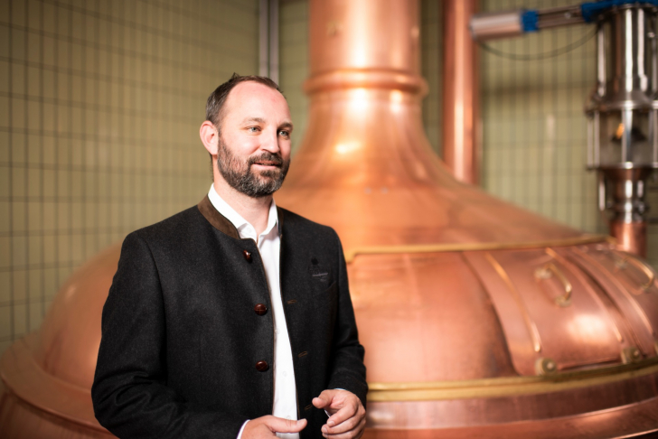 Bernhard Fuhrer, Inhaber und Geschäftsführer, steht vor einem kupfernen Kessel in der grössten Stadtberner Bierbrauerei.