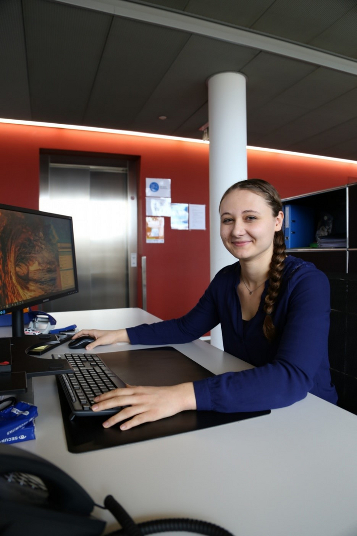 Jana Karlen, Handballerin beim HV Herzogenbuchsee (SPL1/SPL2), an ihrem Arbeitsplatz bei der Securitas Gruppe in Zollikofen.