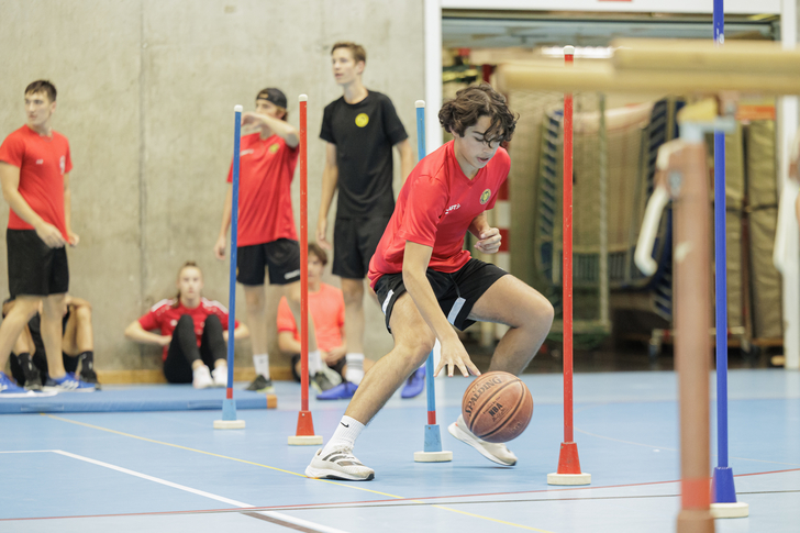 Ein Schüler kämpft sich durch einem Parcours. (Foto Brigitte Münger)