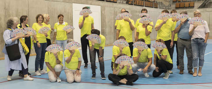 Ein Team posiert mit dem Feusi Fächer. (Foto Brigitte Münger)