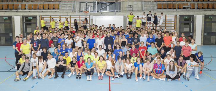 Die Teilnehmerinnen und Teilnehmer  an der 10. Sportnacht des Feusi Bildungszentrums. (Foto Brigitte Münger)