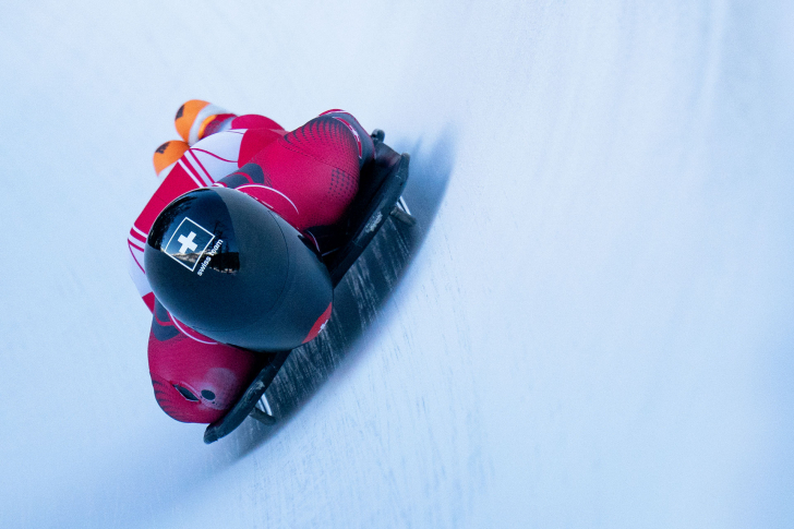 Ein Skeletonfahrer im Eiskanal.