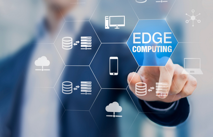 Finger tippt auf ein Feld mit der Beschriftung EDGE COMPUTING