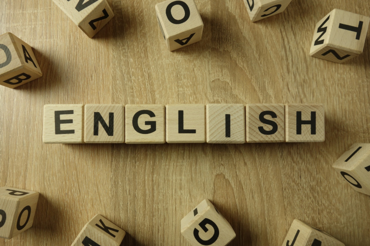 Englisch als Wort in Holzwürfeln auf einem Tisch
