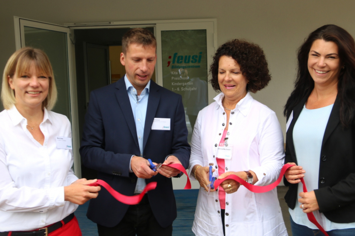 Die Verantwortlichen der Feusi freuen sich über die Eröffnung des neuen Standortes. v.l.n.r.: Merle Farber (Co-Leiterin 1.-6. Schuljahr), Urs Dietrich (Bereichsleiter Kita-10. Schuljahr), Sandra von May-Granelli (Vorsitzende der GL), Louise Holden (Leiterin Kita, Preschool, Kindergarten) (Foto: MKT/Feusi)