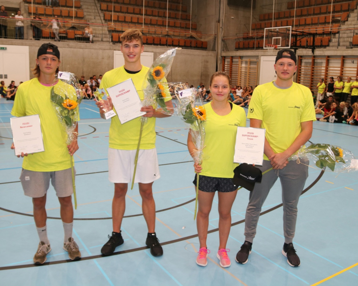 Gruppenfoto der anwesenden "Superchamps": Noel Schärer (Skateboard), Thierry Bollin, Alanis Siffert, Kjetil Längauer (alle Schwimmen).