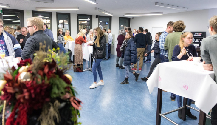 Wiedersehen und gute Stimmung beim Ehemaligen-Weihnachtsapéro an der Feusi. (Foto: Florian Sievi/www.floriansievi.ch)