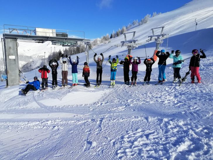 Gruppenfoto der Primarschule während dem Skilager auf dem Rosswald.