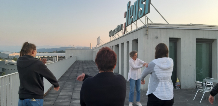 Sabine Rossi beim Vorzeigen von Übungen für "bewegte Pausen" auf dem Dach des Feusi Bildungszentrums. (Foto: S. Lemp/Feusi)