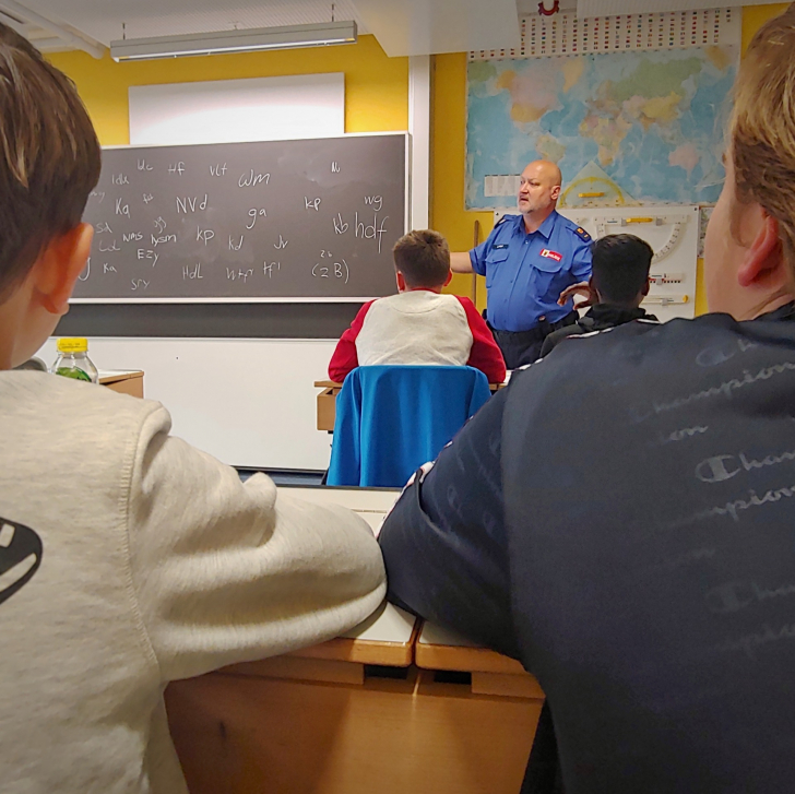 Polizei im Schulzimmer: Bernhard Hügli von der Kriminalprävention sensibilisierte Schülerinnen und Schülern für Gefahren im Internet. (Bild: P. Hischier/Feusi MKT)