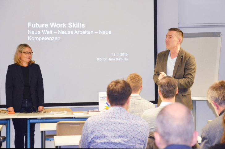 Dr. Julia Burbulla spricht im Seminar "Future Work Skills" zu den aktuellen Herausforderungen wie Digitalisierung, Arbeit 4.0. und mehr. (Foto: Feusi MKT)