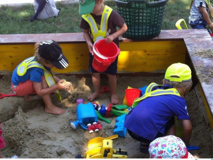 Neue Spielsachen für den Sandkasten